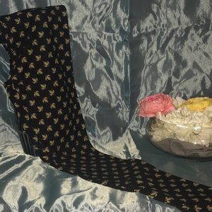 Black background pattern leggings